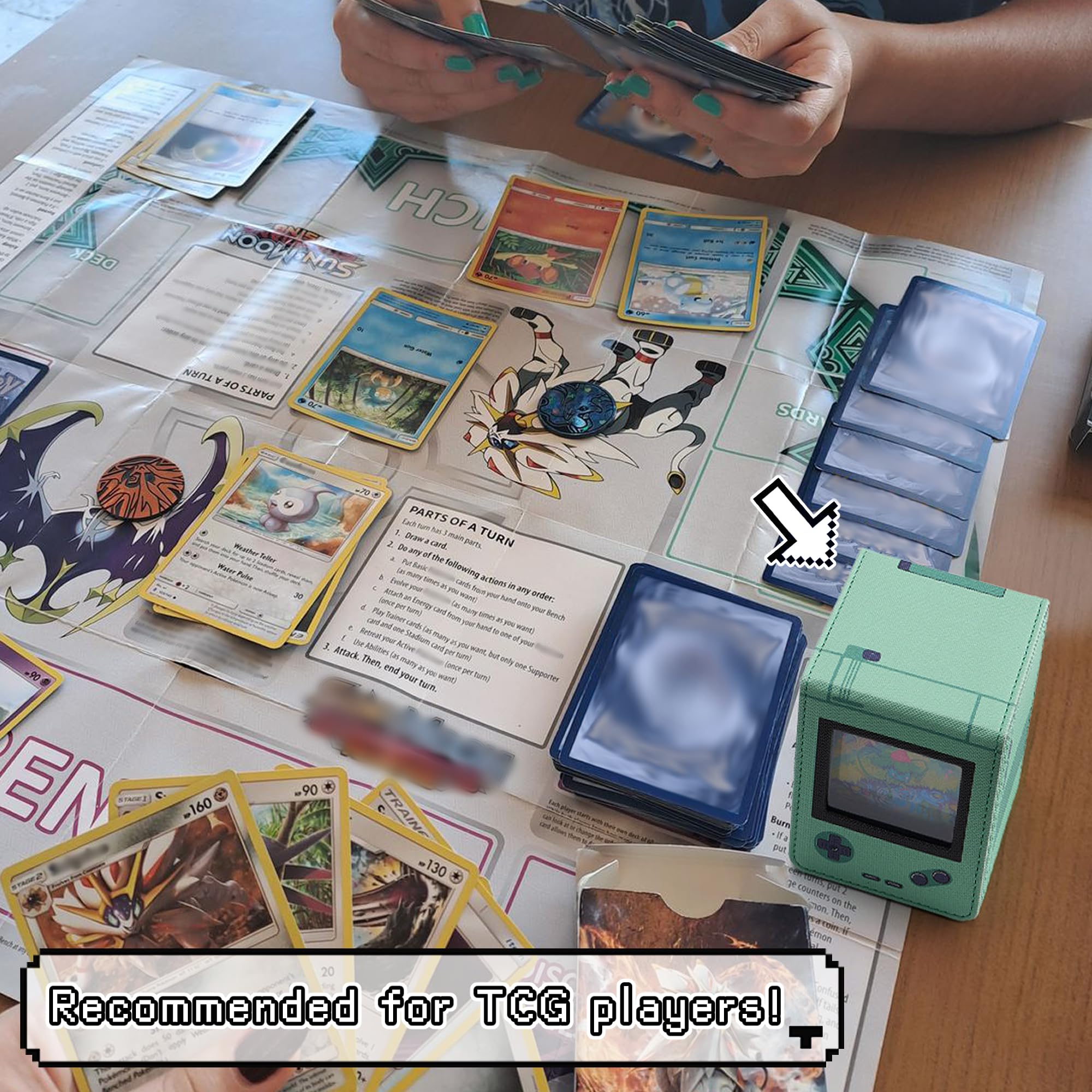 Caja para Mazos MTG con Apariencia de Consola de Juegos Retro con Exhibidor Commander, Estuche para Mazos de Cartas que Cabe 120 Cartas con Fundas Individuales, Caja de Almacenamiento de Cartas
